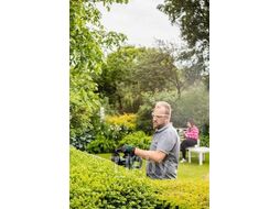 Кусторез электрический BOSCH Universal HedgeCut 50 (480 Вт, длина ножа 500 мм, шаг ножа: 26 мм, вес 3.5 кг)