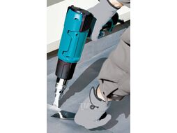 Термовоздуходувка MAKITA HG 6031 VK в чем. + набор сопл (1800 Вт, 2 скор., 50-600 С, ступенч. рег.)