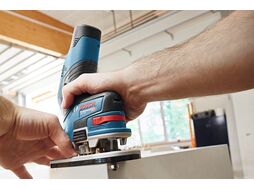 Аккум. фрезер кромочный BOSCH GKF 12V-8 в кор. (12.0 В, БЕЗ АККУМУЛЯТОРА, цанга 8 мм, 13000 об/мин)