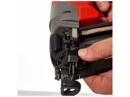 Аккумуляторный гвоздезабиватель M18 CN16GA-202X FUEL (Li-Ion2Ач) MILWAUKEE 4933451570