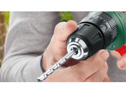 Аккум. дрель-шуруповерт BOSCH UniversalDrill 18V в чем. (18.0 В, 2 акк., 1.5 А/ч Li-Ion, 2 скор., 30 Нм, шурупы до 8 мм)