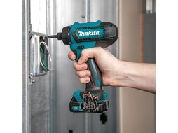 Аккум. шуруповерт MAKITA DF 033 DWAE в чем. (12.0 В, 2 акк., 2.0 А ч Li-Ion, 2 скор., 35 Нм, шурупы до 8 мм)