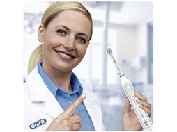 Электрическая зубная щетка Oral-B Pro 3 3000 Sensi Clean White + насадки Sensitive Clean 4шт