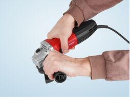 Одноручная углошлифмашина WORTEX AG 1207-6 в кор. (750 Вт, 125х22,2 мм, 0-10000 об/мин, рег.об., пылезащита двигателя и подшипника, 5 отрезных кругов