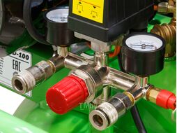 Компрессор ECO AE-1005-B2 (380 л/мин, 8 атм, ременной, масляный, вертикальный ресив. 100 л, 220 В, 2.20 кВт)