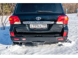 Бампер силовой задний Toyota Land Cruiser 200 2012-2015 с квадратом под фаркоп и фонарями Риф RIF200-22150